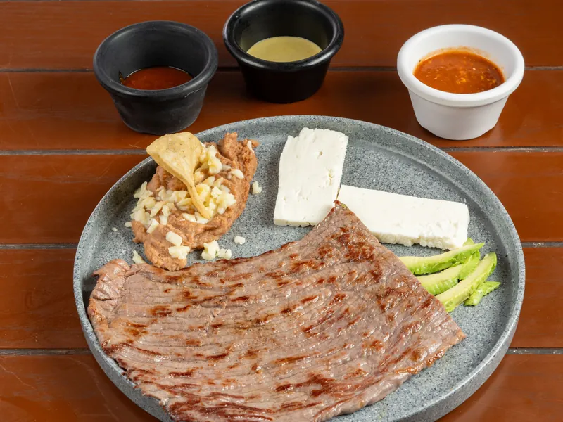 Imagen de referencia: arrachera a la parrilla con guarniciones mexicanas