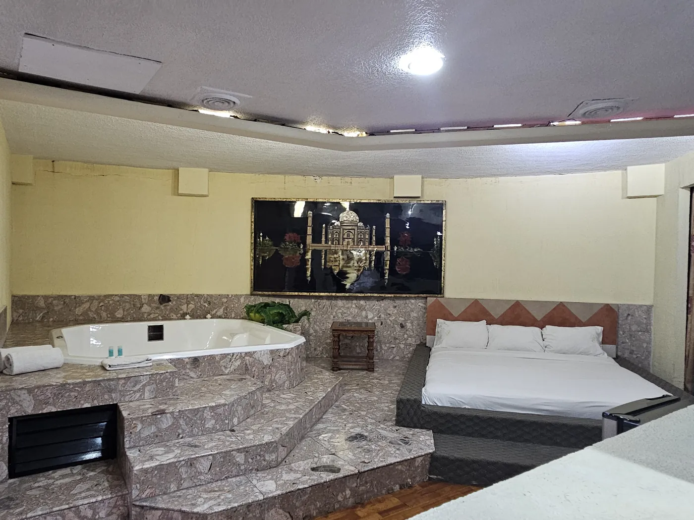 Suite del Hotel Real del Sur con jacuzzi junto a la recámara, sobre cubierta de mármol