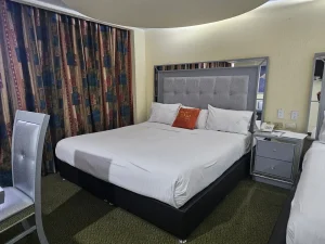 Suite Nupcial: cama King con cabecera capitonada y cojín ámbar